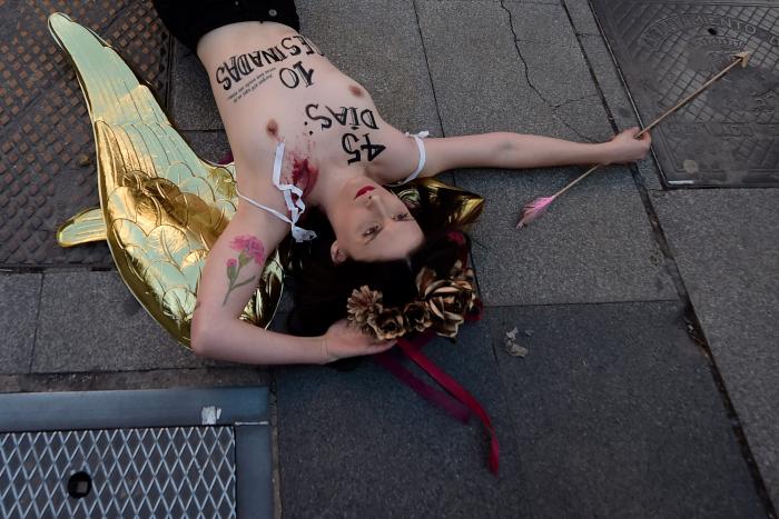 Femen se desnuda en Madrid por San Valentín contra el "amor romántico" y los feminicidios