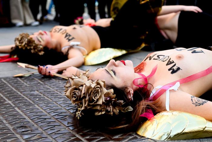 Femen se desnuda en Madrid por San Valentín contra el "amor romántico" y los feminicidios