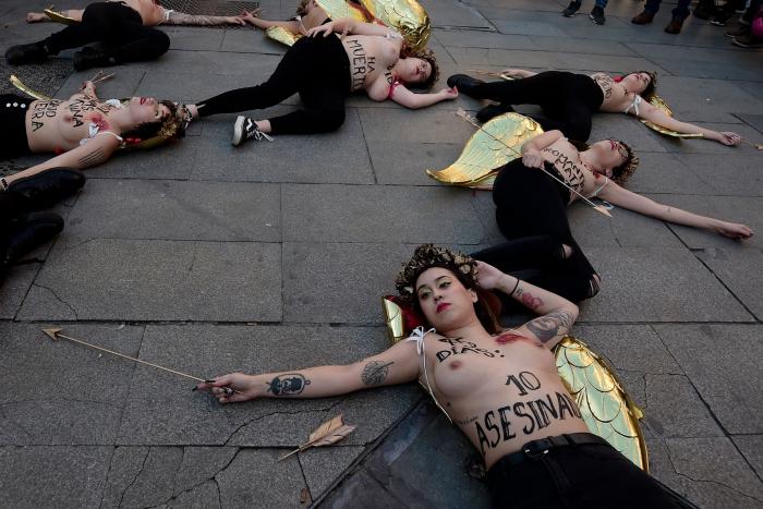 Femen se desnuda en Madrid por San Valentín contra el "amor romántico" y los feminicidios