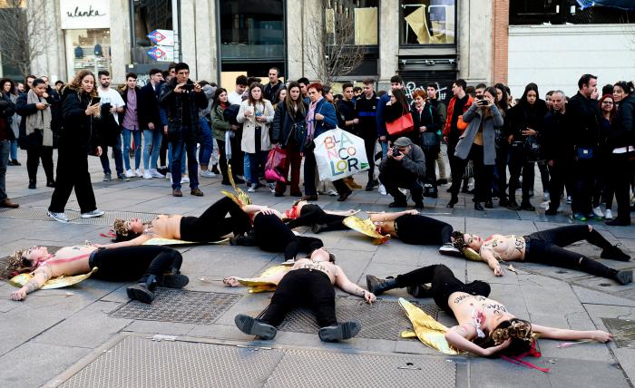 Femen se desnuda en Madrid por San Valentín contra el "amor romántico" y los feminicidios