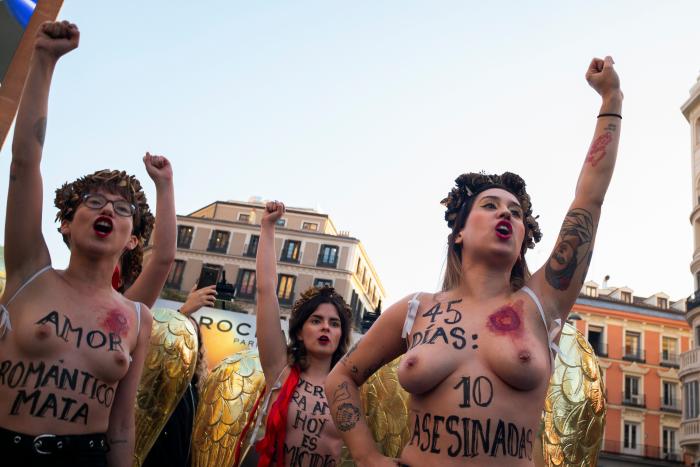 Femen se desnuda en Madrid por San Valentín contra el "amor romántico" y los feminicidios