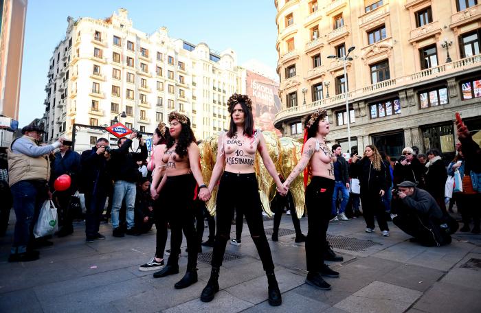 Femen se desnuda en Madrid por San Valentín contra el "amor romántico" y los feminicidios