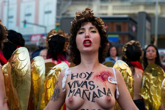 Femen se desnuda en Madrid por San Valentín contra el "amor romántico" y los feminicidios
