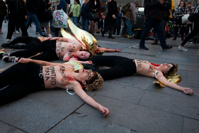 Femen se desnuda en Madrid por San Valentín contra el "amor romántico" y los feminicidios
