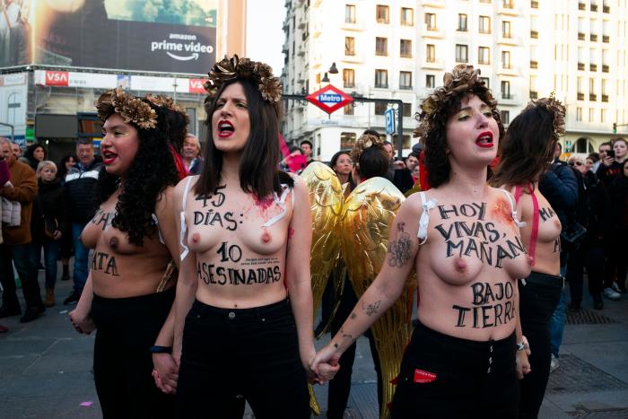 Femen se desnuda en Madrid por San Valentín contra el "amor romántico" y los feminicidios