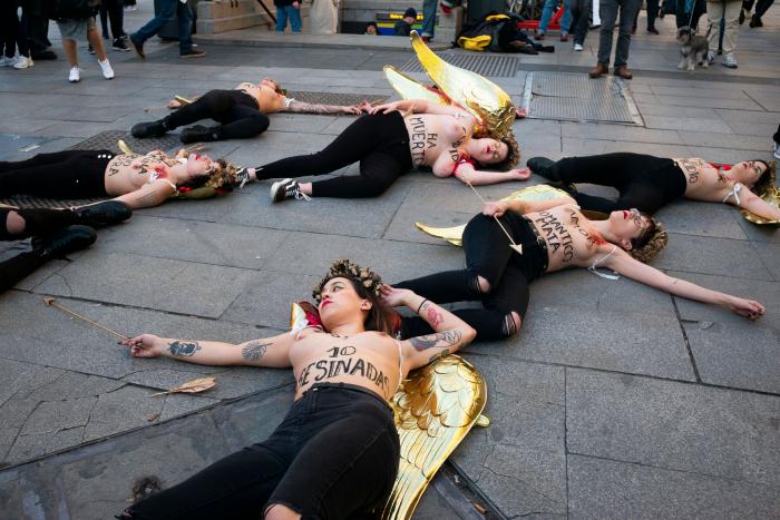 Femen se desnuda en Madrid por San Valentín contra el "amor romántico" y los feminicidios