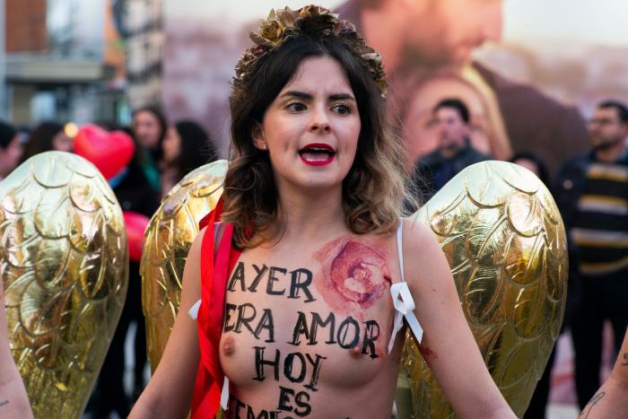 Femen se desnuda en Madrid por San Valentín contra el "amor romántico" y los feminicidios