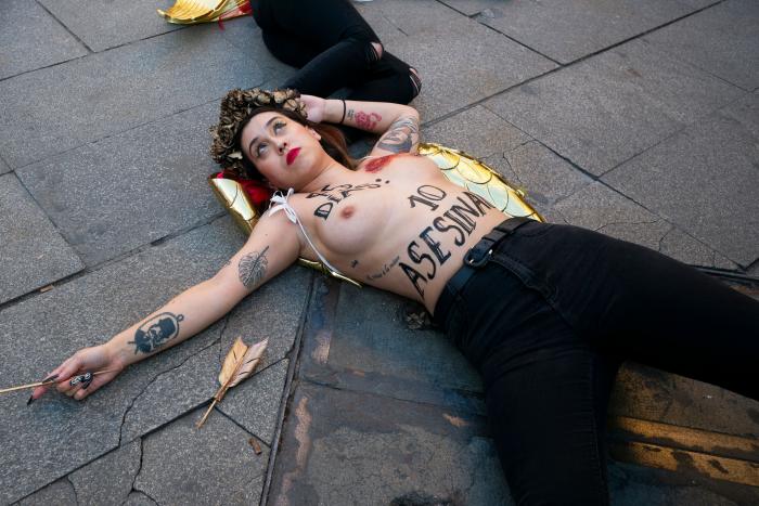 Femen se desnuda en Madrid por San Valentín contra el "amor romántico" y los feminicidios