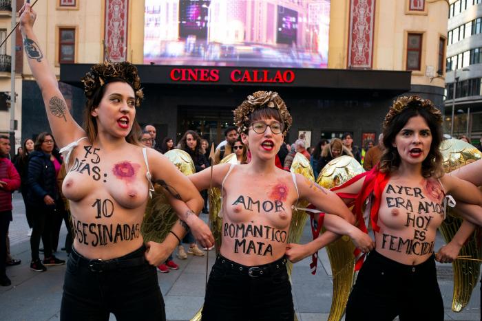 Femen se desnuda en Madrid por San Valentín contra el "amor romántico" y los feminicidios