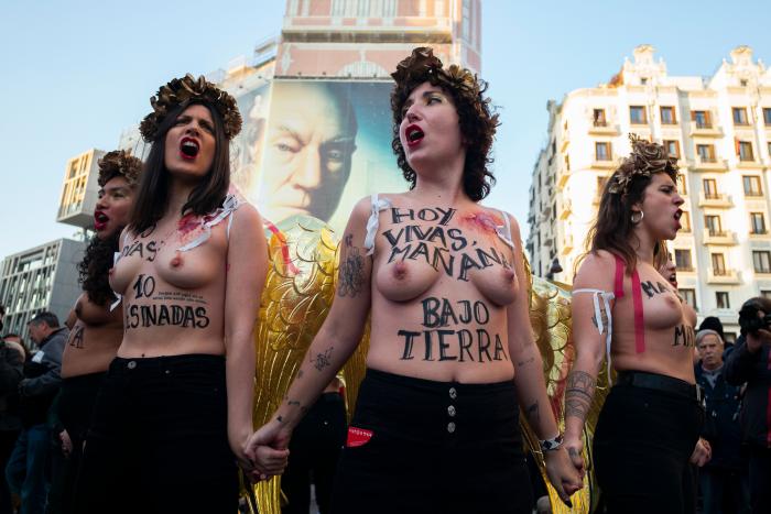 Femen se desnuda en Madrid por San Valentín contra el "amor romántico" y los feminicidios