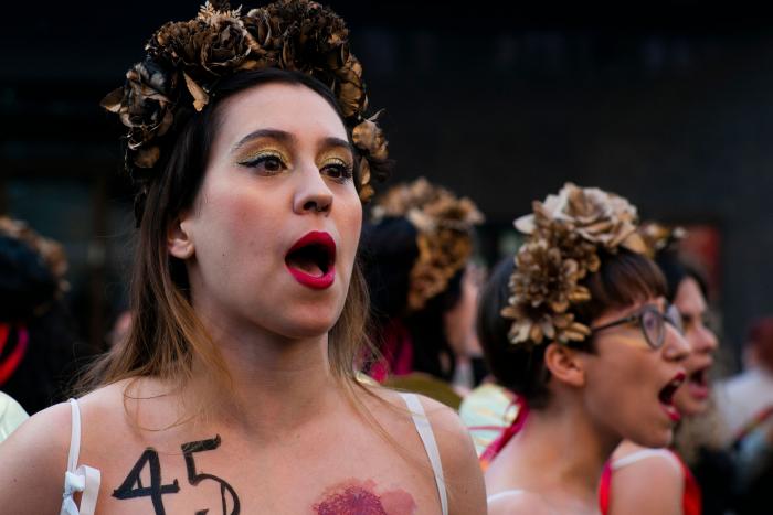 Femen se desnuda en Madrid por San Valentín contra el "amor romántico" y los feminicidios