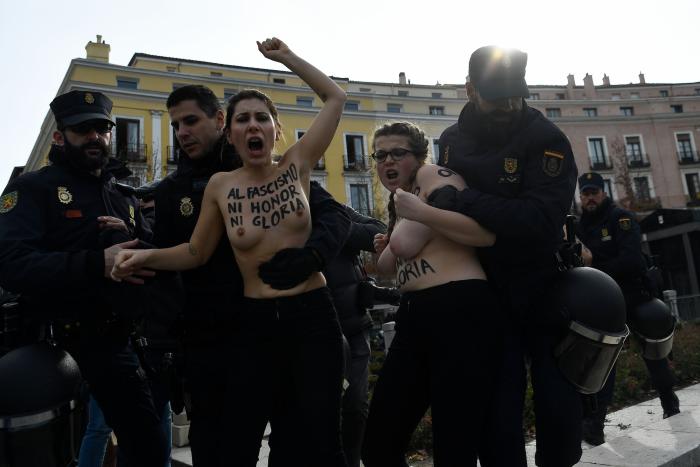 Neonazis se manifiestan por el barrio de Chueca en Madrid al grito de "fuera maricas de nuestros barrios"