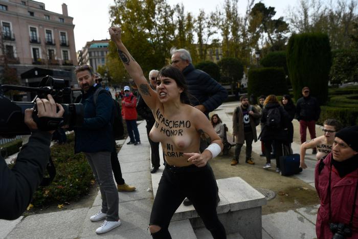 Neonazis se manifiestan por el barrio de Chueca en Madrid al grito de "fuera maricas de nuestros barrios"