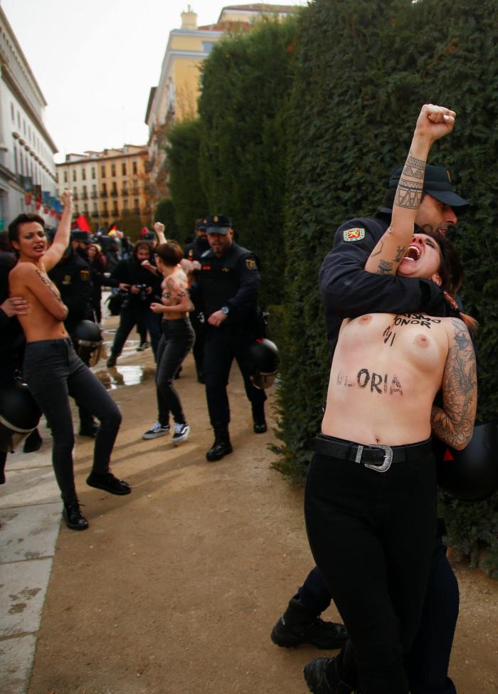 Neonazis se manifiestan por el barrio de Chueca en Madrid al grito de "fuera maricas de nuestros barrios"