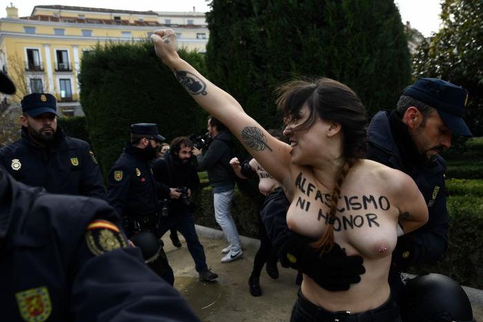 Neonazis se manifiestan por el barrio de Chueca en Madrid al grito de "fuera maricas de nuestros barrios"