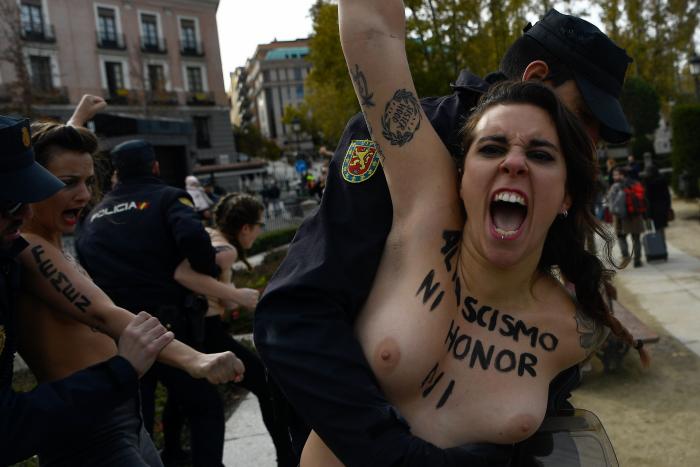 Neonazis se manifiestan por el barrio de Chueca en Madrid al grito de "fuera maricas de nuestros barrios"
