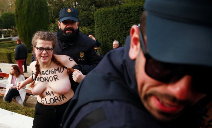 Neonazis se manifiestan por el barrio de Chueca en Madrid al grito de "fuera maricas de nuestros barrios"