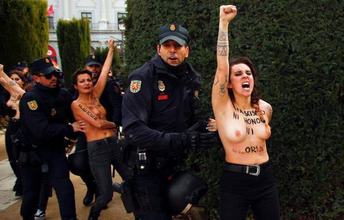 Neonazis se manifiestan por el barrio de Chueca en Madrid al grito de "fuera maricas de nuestros barrios"