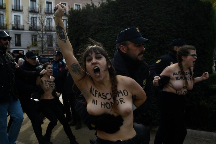 Neonazis se manifiestan por el barrio de Chueca en Madrid al grito de "fuera maricas de nuestros barrios"