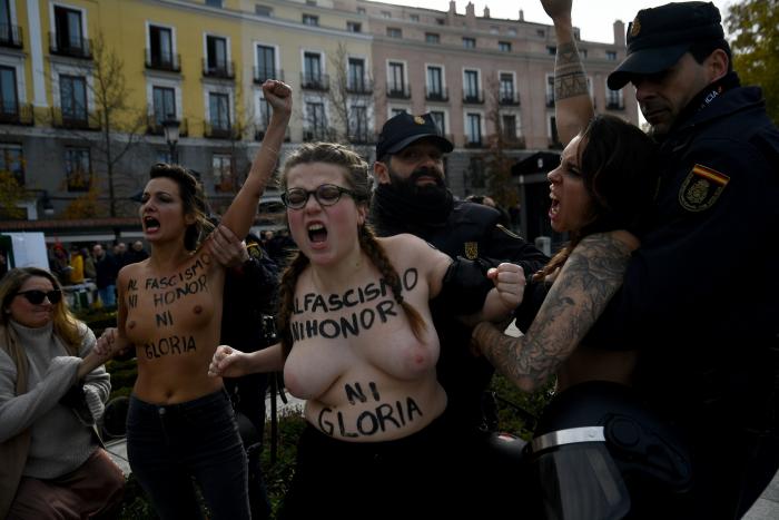 Neonazis se manifiestan por el barrio de Chueca en Madrid al grito de "fuera maricas de nuestros barrios"