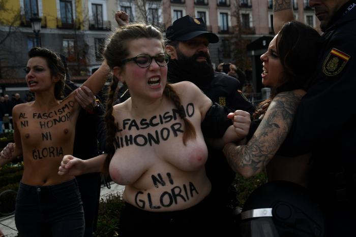 Neonazis se manifiestan por el barrio de Chueca en Madrid al grito de "fuera maricas de nuestros barrios"