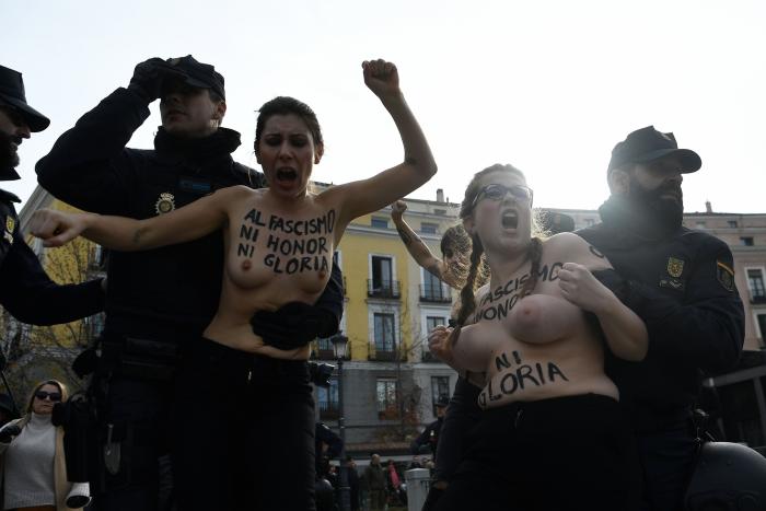 Neonazis se manifiestan por el barrio de Chueca en Madrid al grito de "fuera maricas de nuestros barrios"