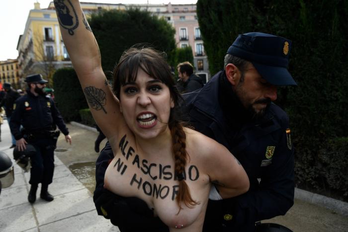 Neonazis se manifiestan por el barrio de Chueca en Madrid al grito de "fuera maricas de nuestros barrios"