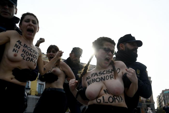 Neonazis se manifiestan por el barrio de Chueca en Madrid al grito de "fuera maricas de nuestros barrios"