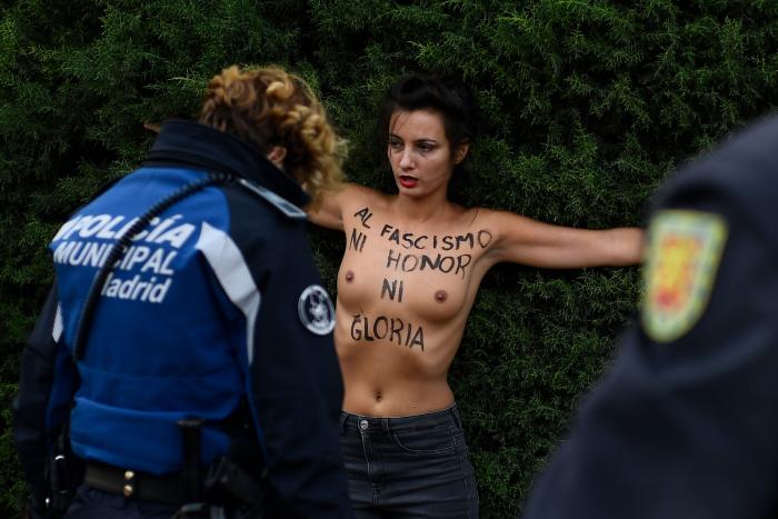 Neonazis se manifiestan por el barrio de Chueca en Madrid al grito de "fuera maricas de nuestros barrios"