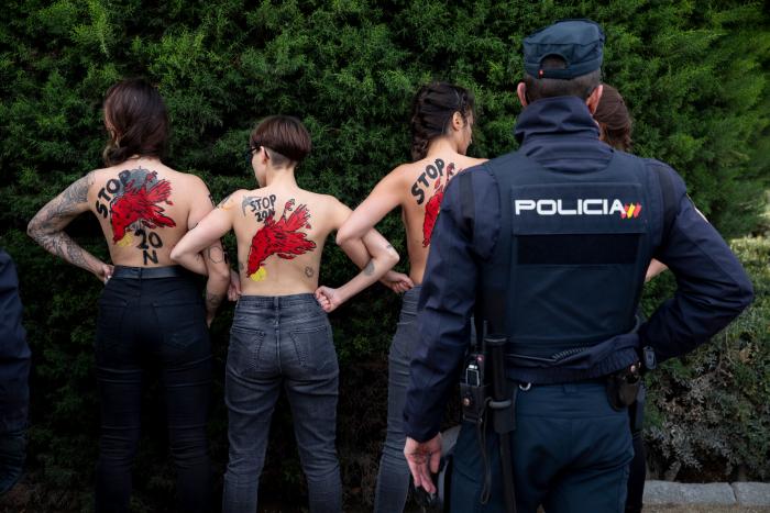 Neonazis se manifiestan por el barrio de Chueca en Madrid al grito de "fuera maricas de nuestros barrios"