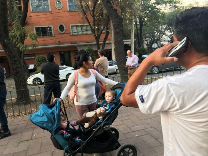 La emotiva imagen de un perro abrazando a su dueña tras el terremoto de México