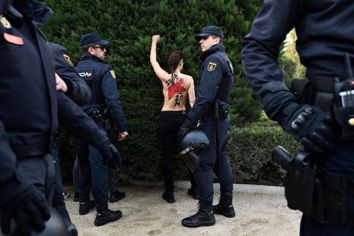 Neonazis se manifiestan por el barrio de Chueca en Madrid al grito de "fuera maricas de nuestros barrios"