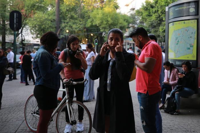 La emotiva imagen de un perro abrazando a su dueña tras el terremoto de México