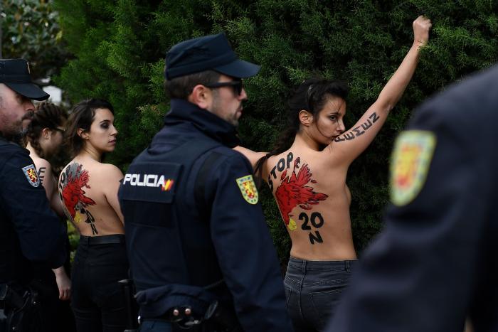 Neonazis se manifiestan por el barrio de Chueca en Madrid al grito de "fuera maricas de nuestros barrios"