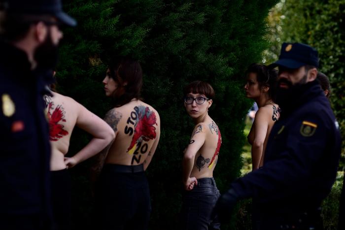Neonazis se manifiestan por el barrio de Chueca en Madrid al grito de "fuera maricas de nuestros barrios"