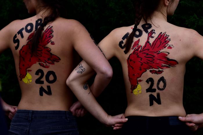 Neonazis se manifiestan por el barrio de Chueca en Madrid al grito de "fuera maricas de nuestros barrios"