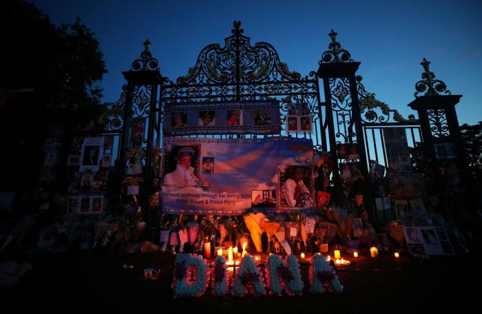 Los príncipes Guillermo y Enrique recrean su foto más icónica