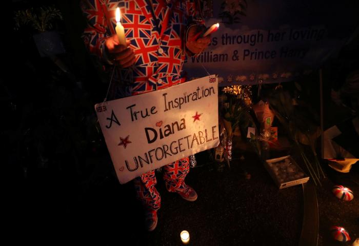 Los príncipes Guillermo y Enrique recrean su foto más icónica