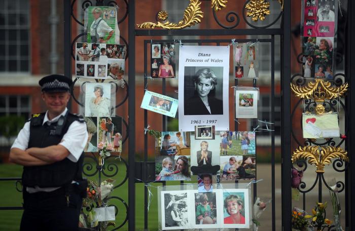 Los príncipes Guillermo y Enrique recrean su foto más icónica