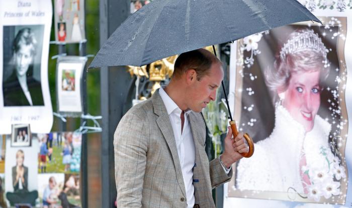 Los príncipes Guillermo y Enrique recrean su foto más icónica