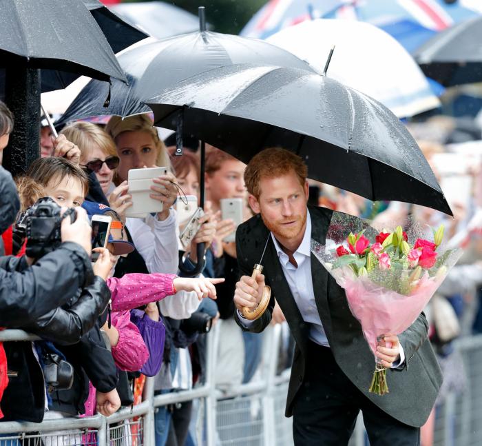 Los príncipes Guillermo y Enrique recrean su foto más icónica