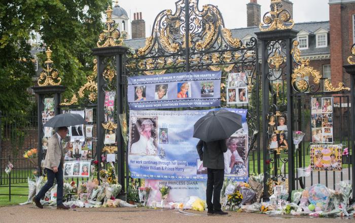 Los príncipes Guillermo y Enrique recrean su foto más icónica
