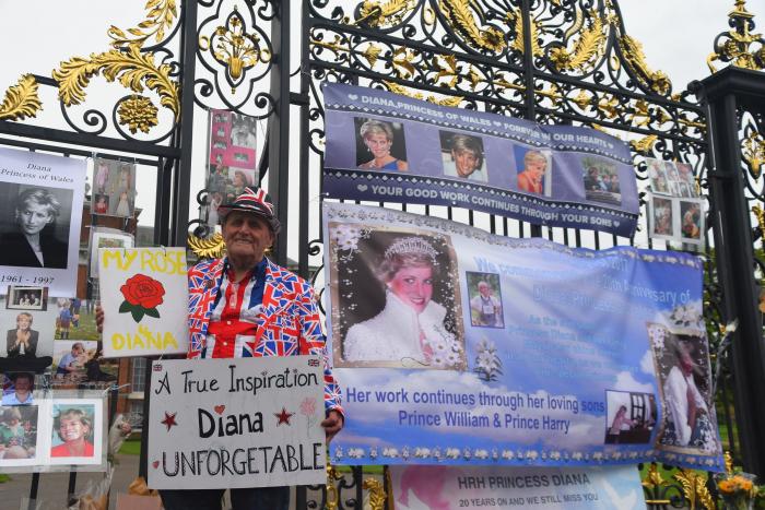 Los príncipes Guillermo y Enrique recrean su foto más icónica