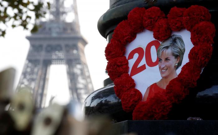 Los príncipes Guillermo y Enrique recrean su foto más icónica