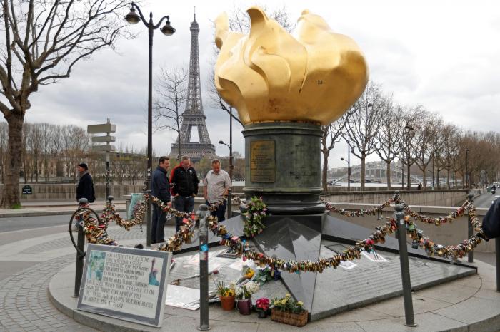Los príncipes Guillermo y Enrique recrean su foto más icónica