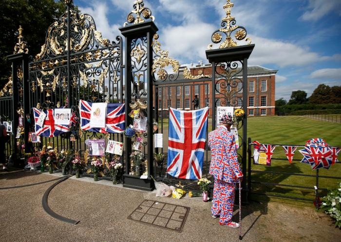 Los príncipes Guillermo y Enrique recrean su foto más icónica