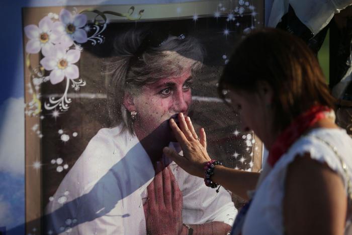 Los príncipes Guillermo y Enrique recrean su foto más icónica