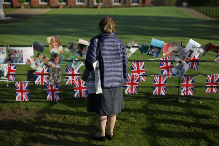 Los príncipes Guillermo y Enrique recrean su foto más icónica