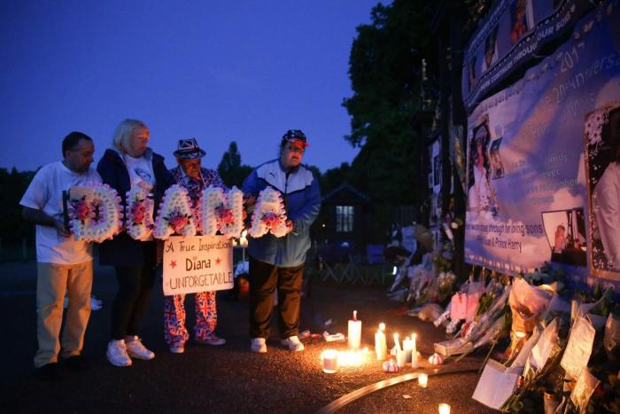 Los príncipes Guillermo y Enrique recrean su foto más icónica