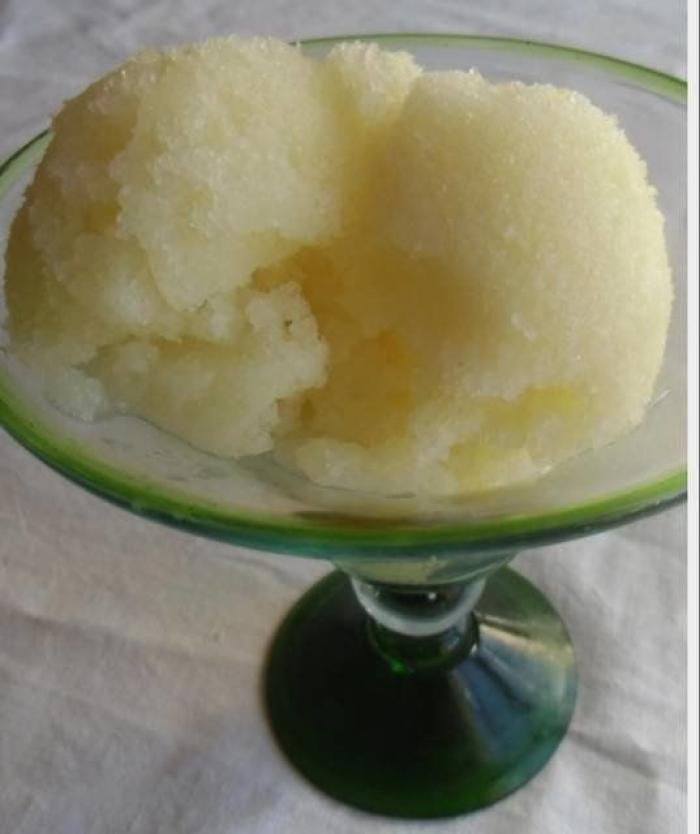 El truco para llenar bien la cubitera de hielo